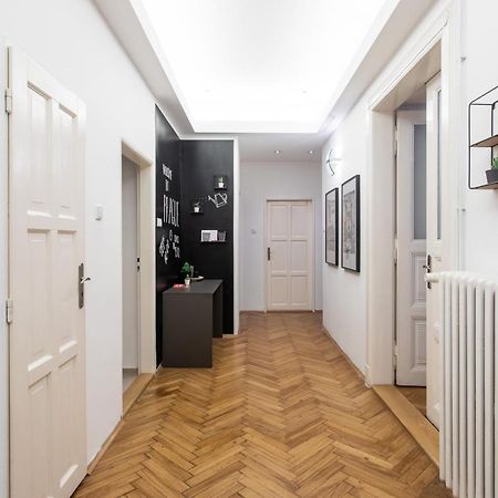 Spacious Apartments Near The River 프라하 외부 사진