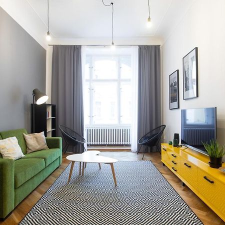 Spacious Apartments Near The River 프라하 외부 사진