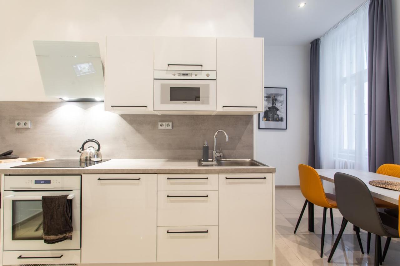 Spacious Apartments Near The River 프라하 외부 사진