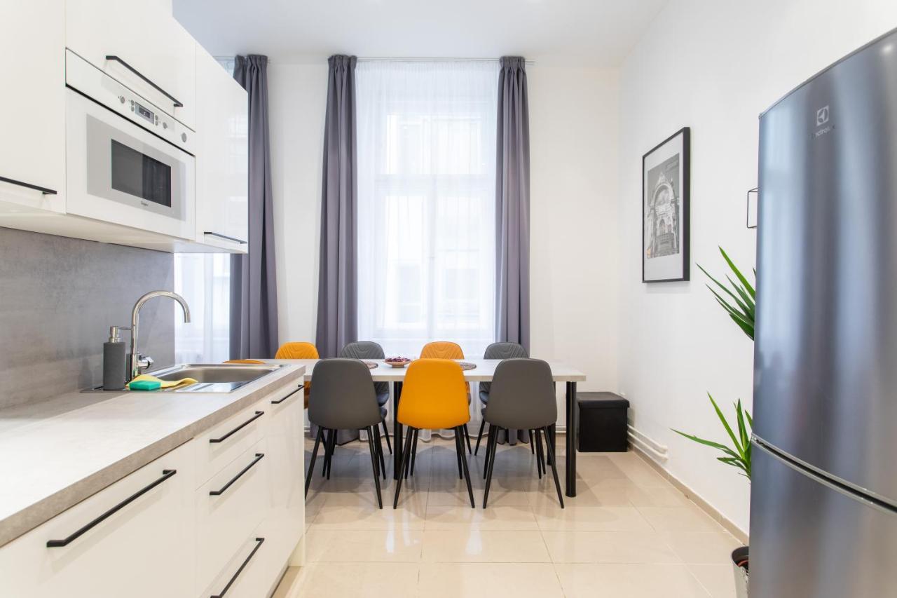 Spacious Apartments Near The River 프라하 외부 사진