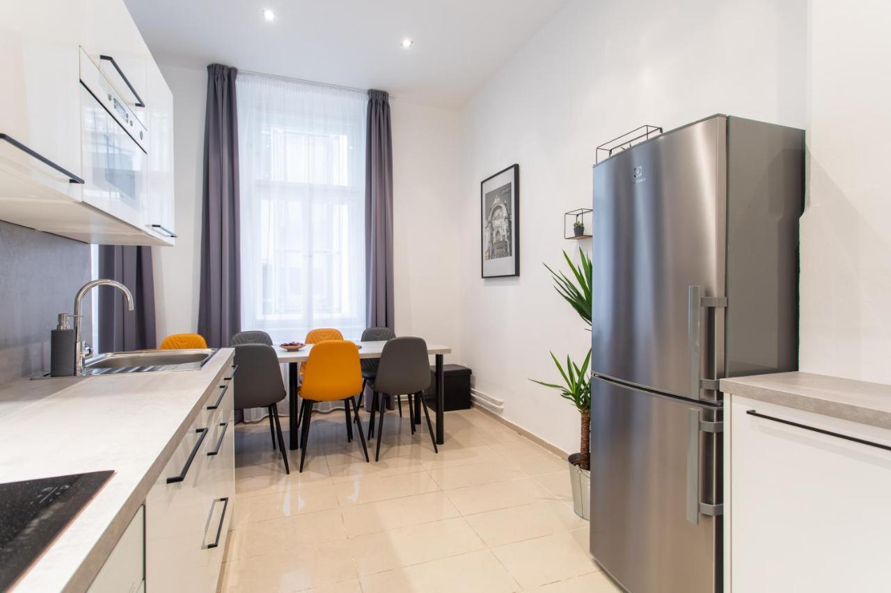 Spacious Apartments Near The River 프라하 외부 사진